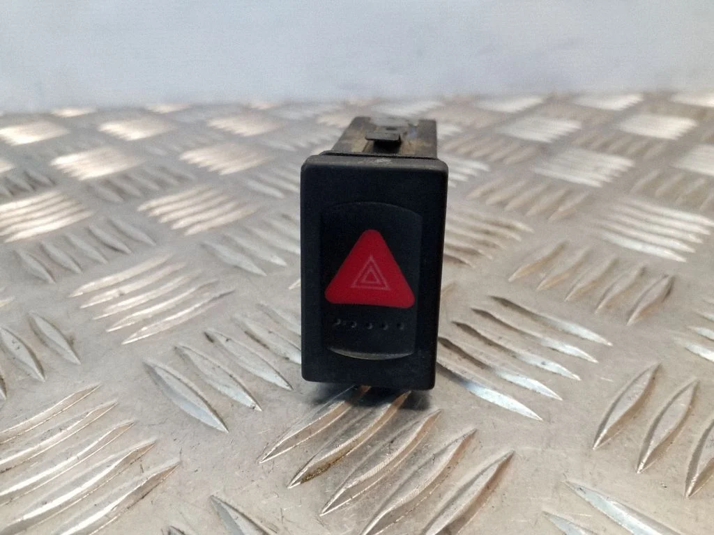 Avārijas gaismu slēdzis 7M3953235