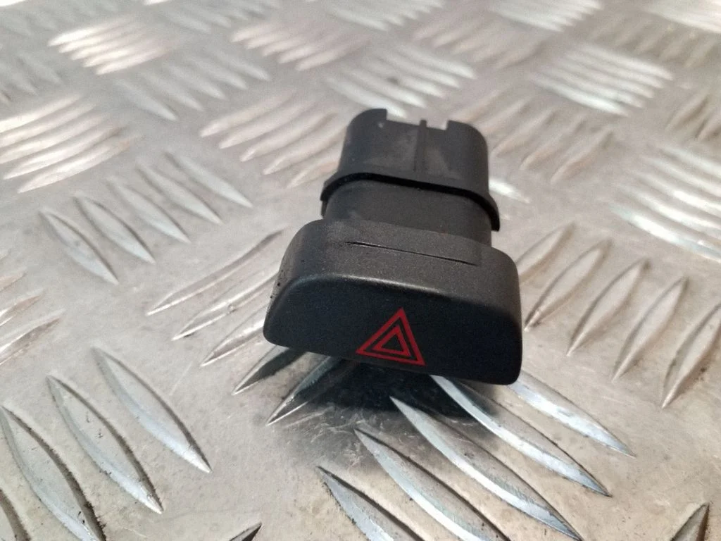 Hazard light switch – Ford Focus C-MAX (2003-2010)