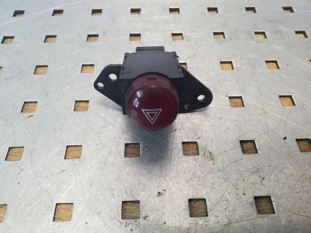 Hazard light switch – Mitsubishi Grandis (2003-2011)