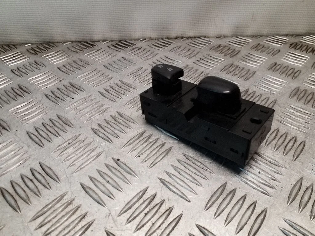 Elektrisko logu slēdzis – Nissan Juke I F15 (2010-2018)