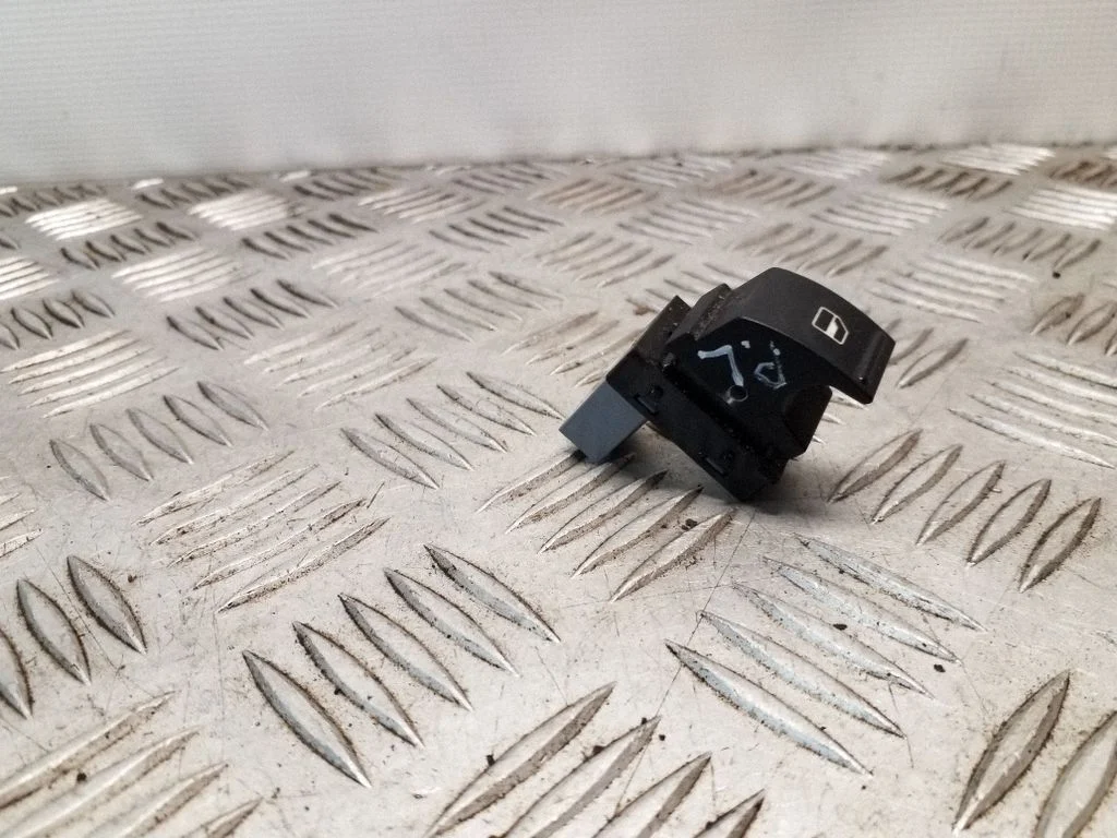 Elektrisko logu slēdzis 7L6959855B