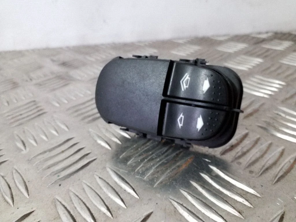 Elektrisko logu slēdzis YS4T14529AA