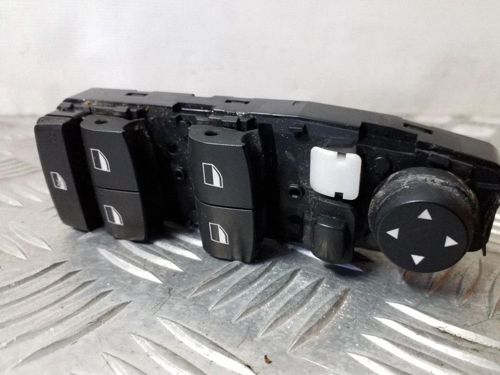 Elektrisko logu slēdzis – BMW 5. sērija F10 F11 (2009-2016)