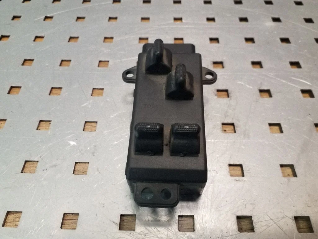 Elektrisko logu slēdzis 04685732AA