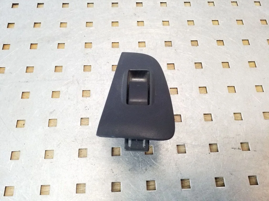 Electric window control switch – Toyota Avensis T250 (2003-2006)