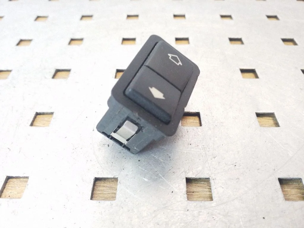 Elektrisko logu slēdzis 8368974