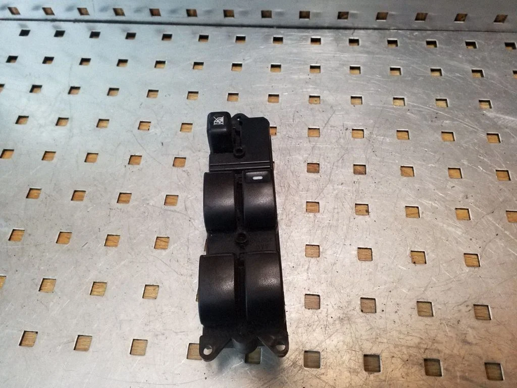 Elektrisko logu slēdzis MN141314