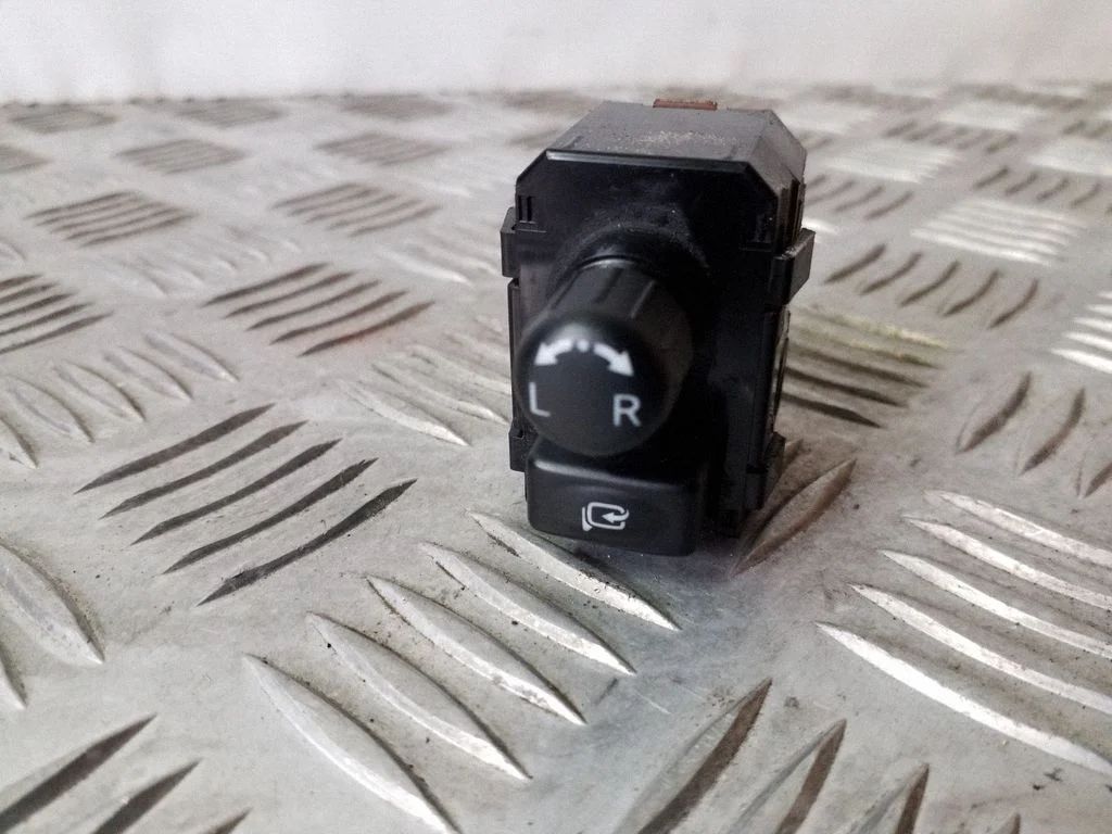 Wing mirror switch – left