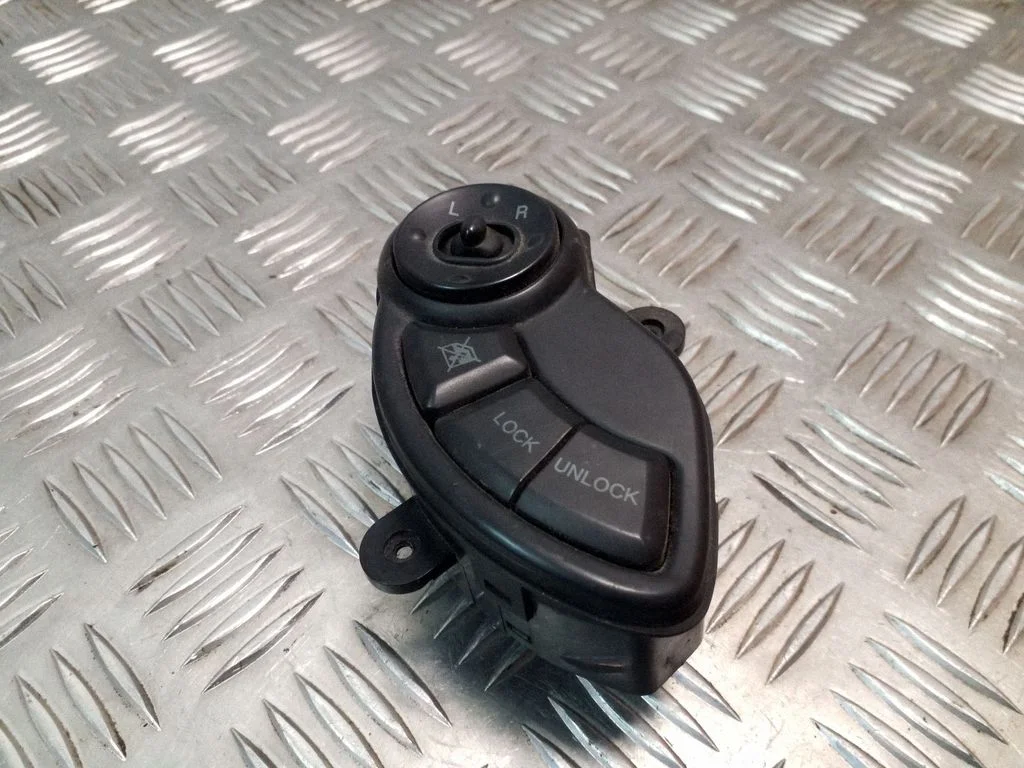 Wing mirror switch – Hyundai Santa Fe (2000-2006)