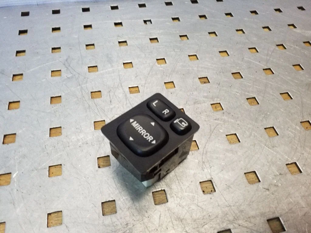 Wing mirror switch – Toyota Land Cruiser (J120) (2002-2009)