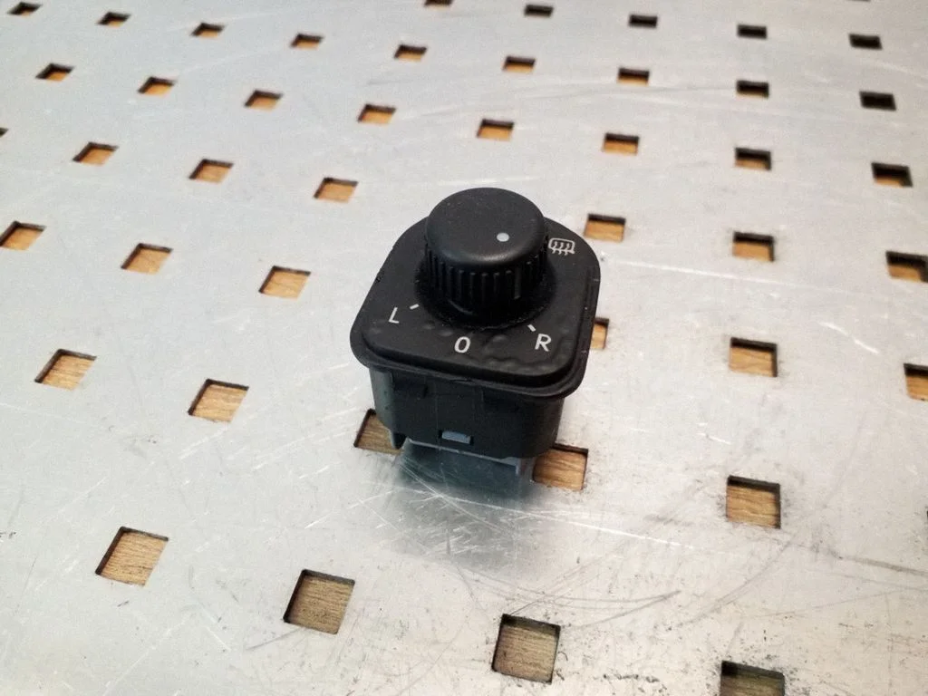 Wing mirror switch – Volkswagen Passat B6 (2005-2010)