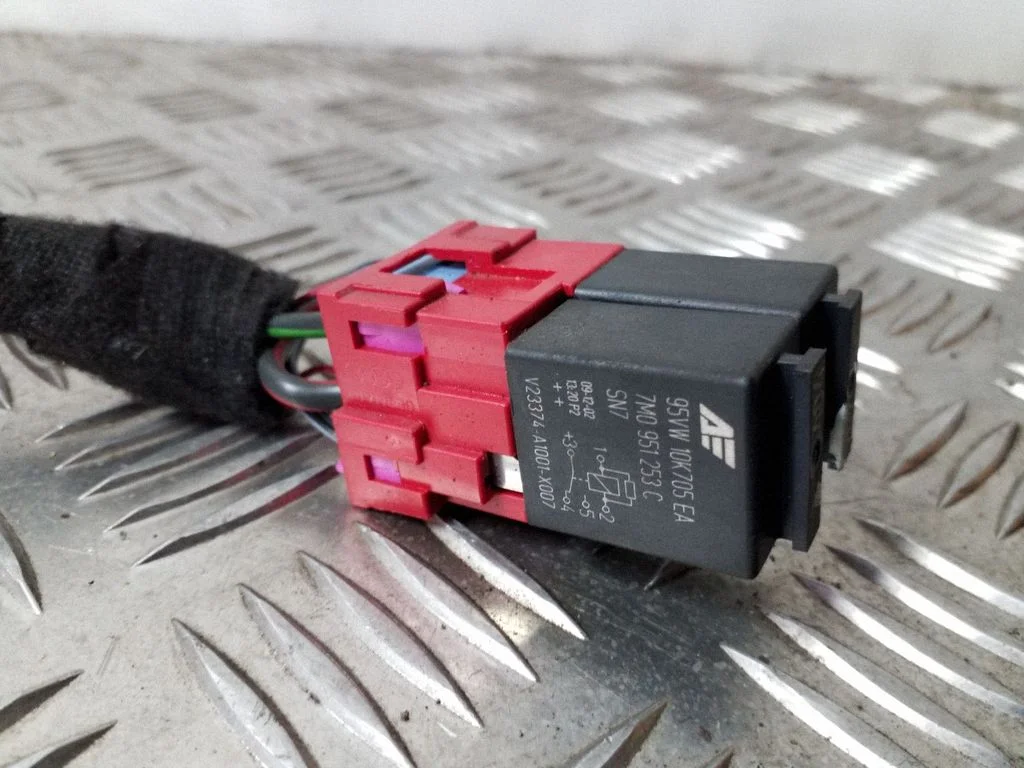 Other relay 7M0951253C