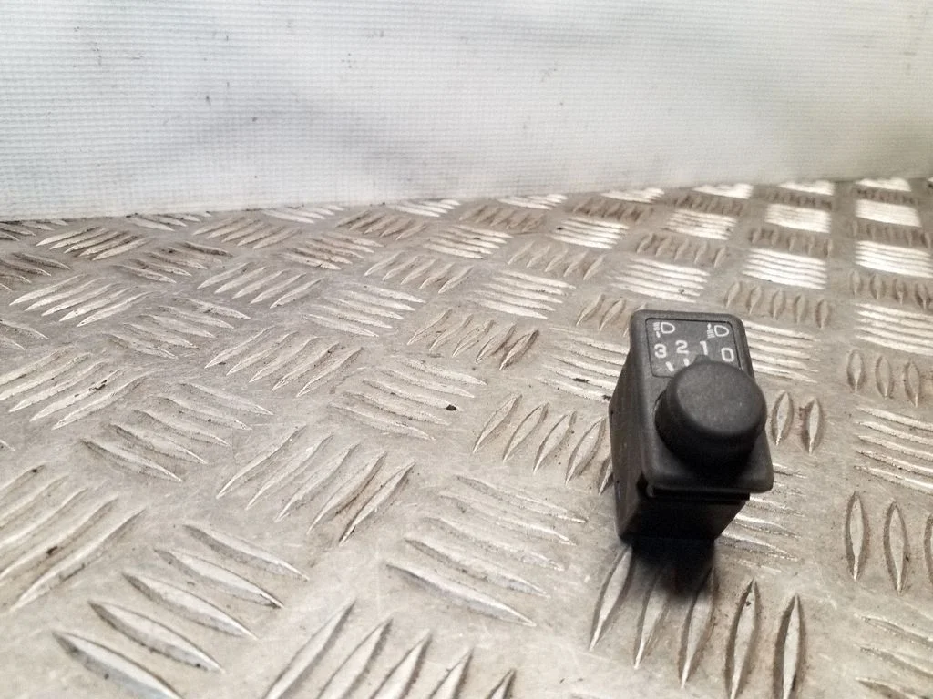 Headlight level height control switch – Nissan Primera (2002-2007)