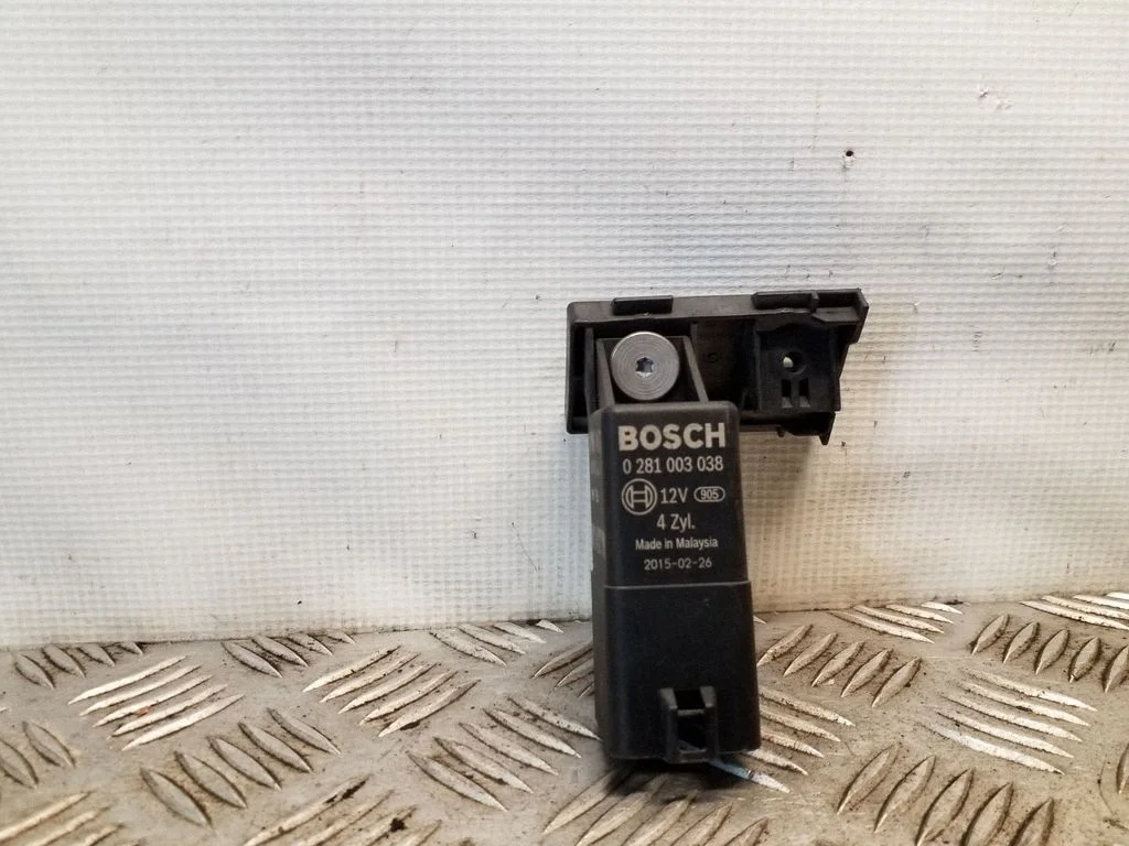 Kvēlsveču priekšuzsildes relejs 038907281D