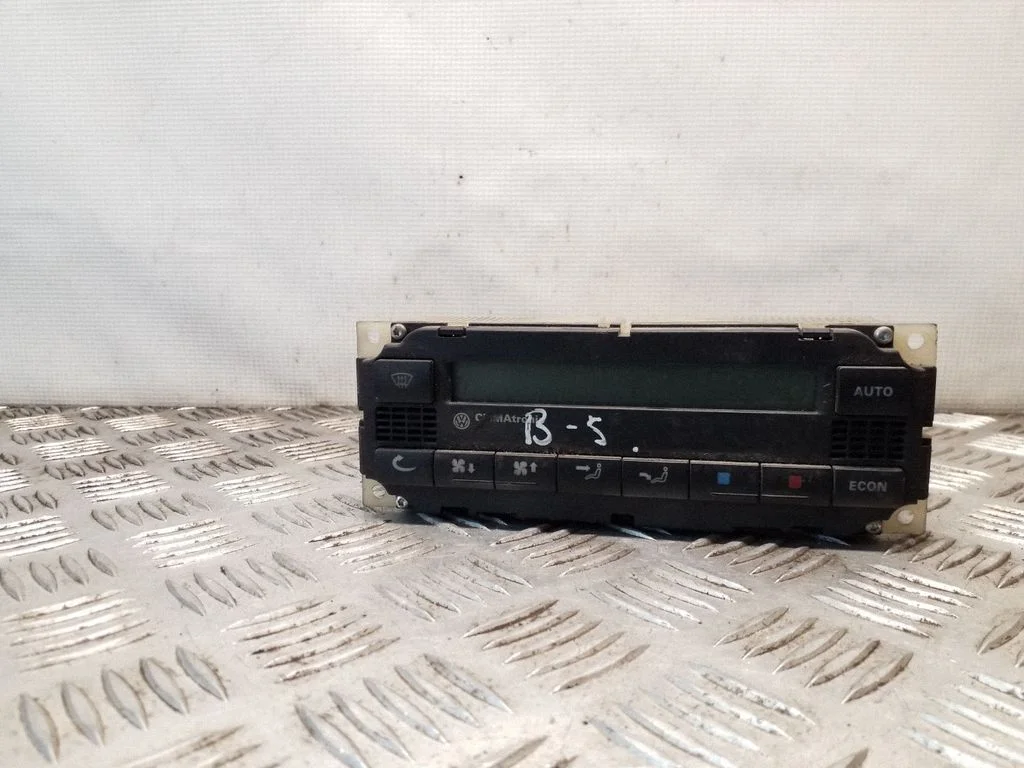 Gaisa kondicioniera/klimata/sildītāja vadības bloks (salonā) – Volkswagen Passat B5 (1997-2000)