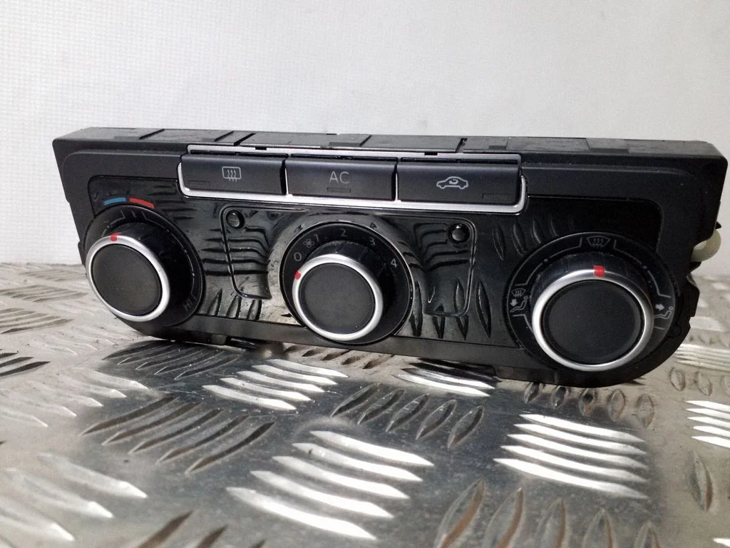 Climate control unit – Volkswagen Touran II (2010-2016)