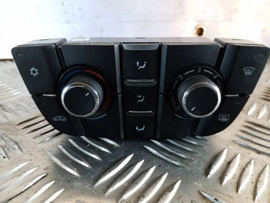 Panel sterowania klimatyzacją / nawiewem – Opel Astra J (2010-2015)