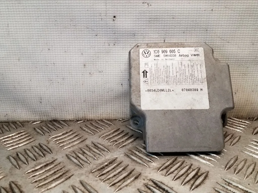 Drošības spilvenu vadības bloks 1J0909605C