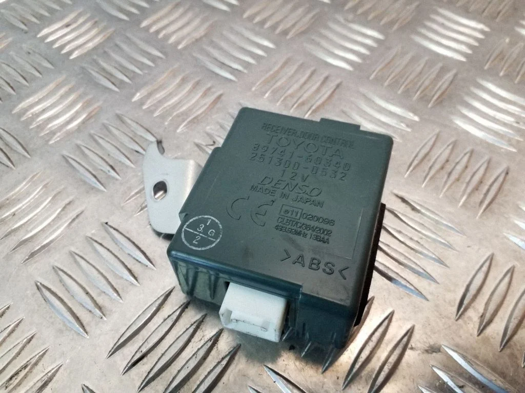 Door control unit/module – Toyota Land Cruiser (J120) (2002-2009)