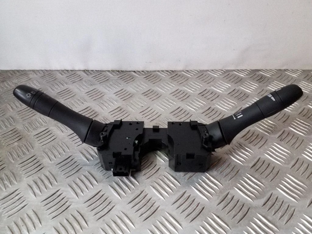 Wiper turn signal indicator stalk/switch