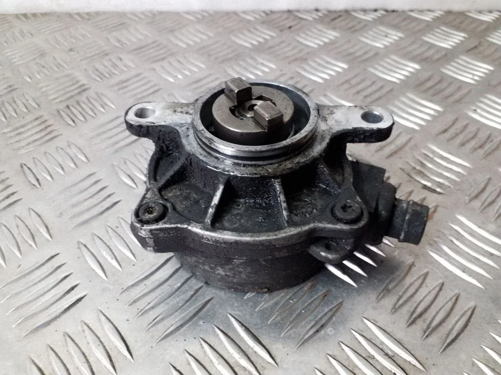 Vacuum pump – Opel Vivaro (2001-2014)