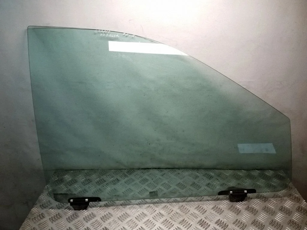 Esiukse põhiklaas (neljaukselise) – parem