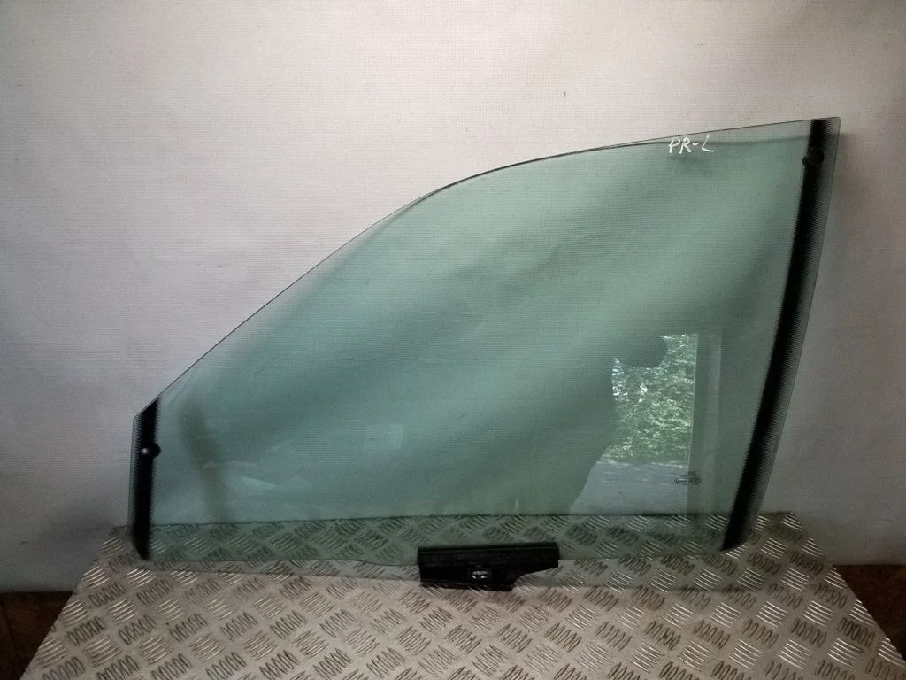 Pagrindinis priekinių durų stiklas (keturdurio)