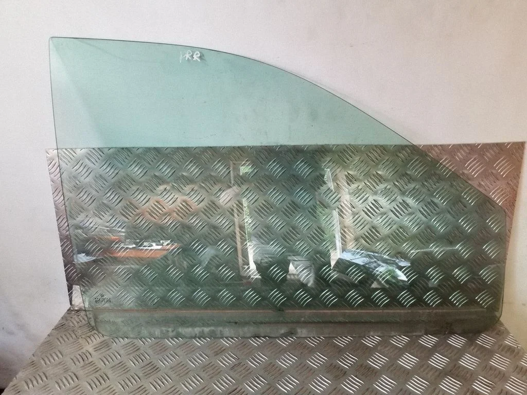 Pagrindinis priekinių durų stiklas (keturdurio)