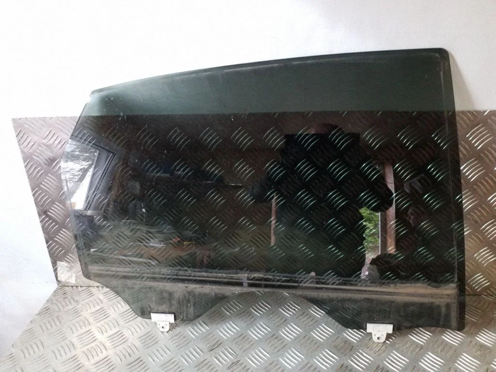 Tagaukse põhiklaas – parem