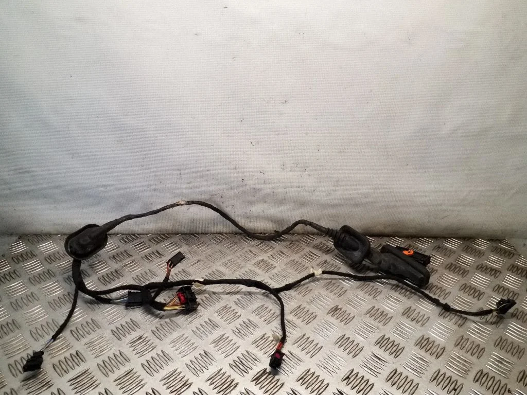 Esiukse juhtmestik – parem