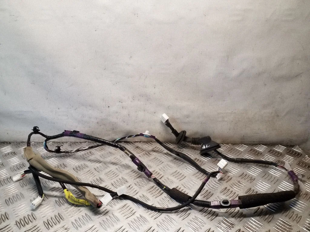 Aizmugurējo durvju vadu instalācija 8215448170
