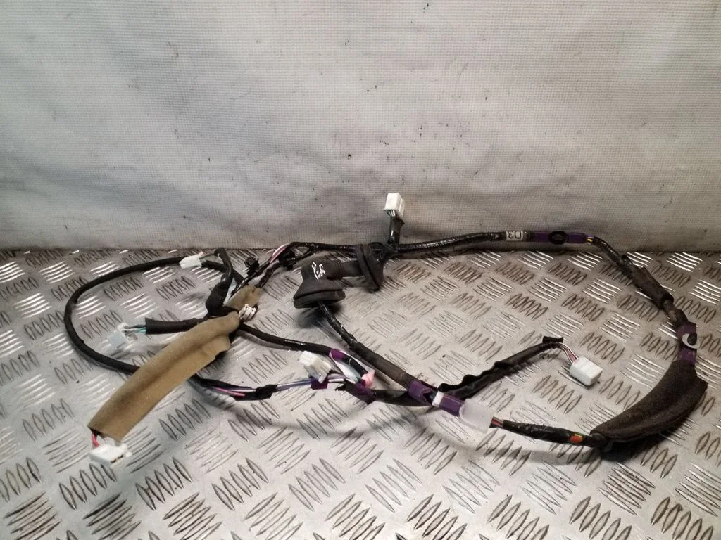 Aizmugurējo durvju vadu instalācija 8215348220