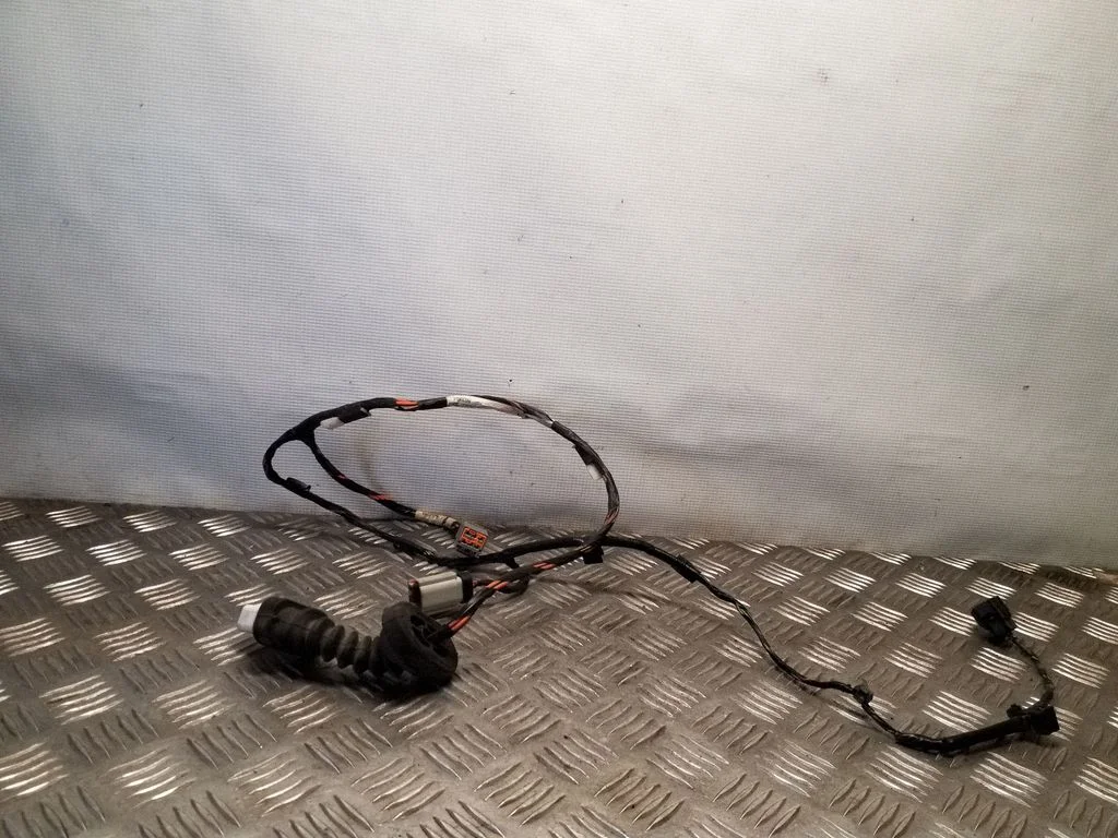 Aizmugurējo durvju vadu instalācija