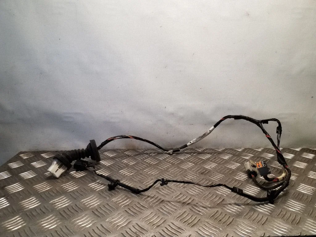 Aizmugurējo durvju vadu instalācija