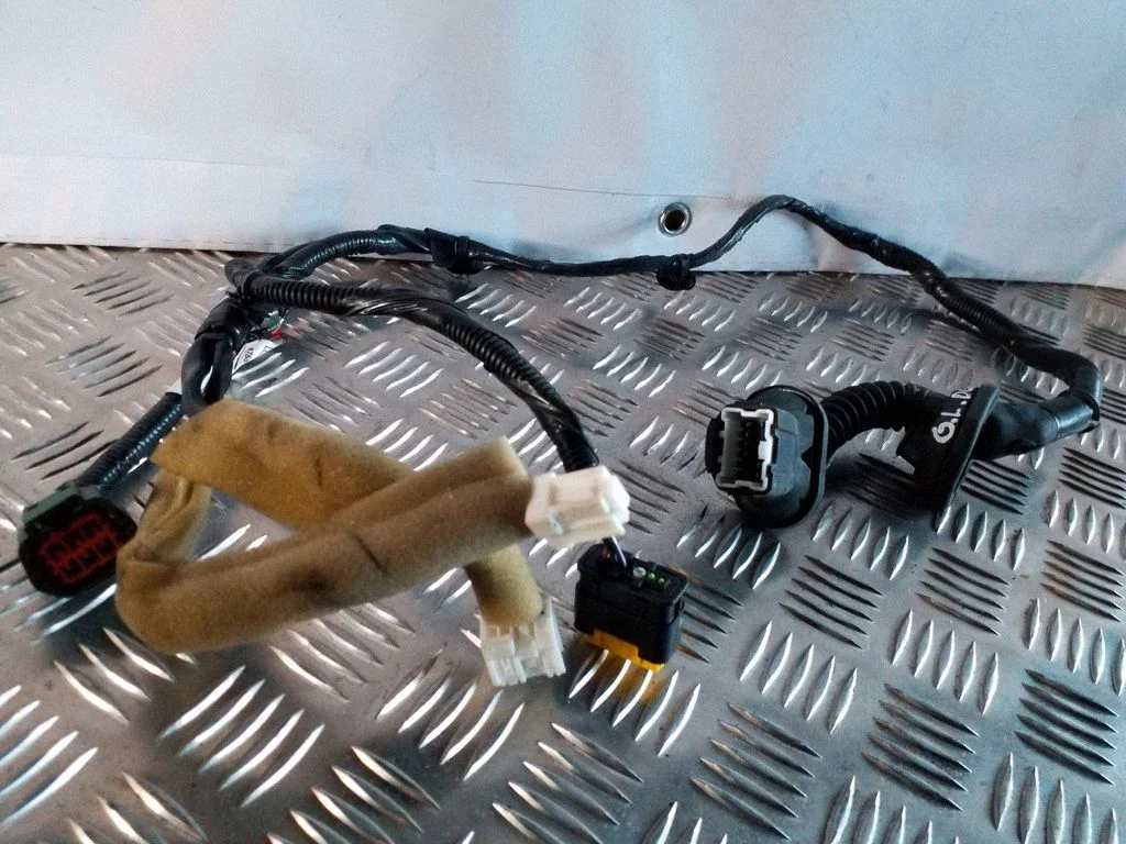 Aizmugurējo durvju vadu instalācija – Nissan Juke I F15 (2010-2018)