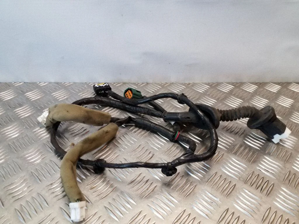 Aizmugurējo durvju vadu instalācija – Nissan Juke I F15 (2010-2018)