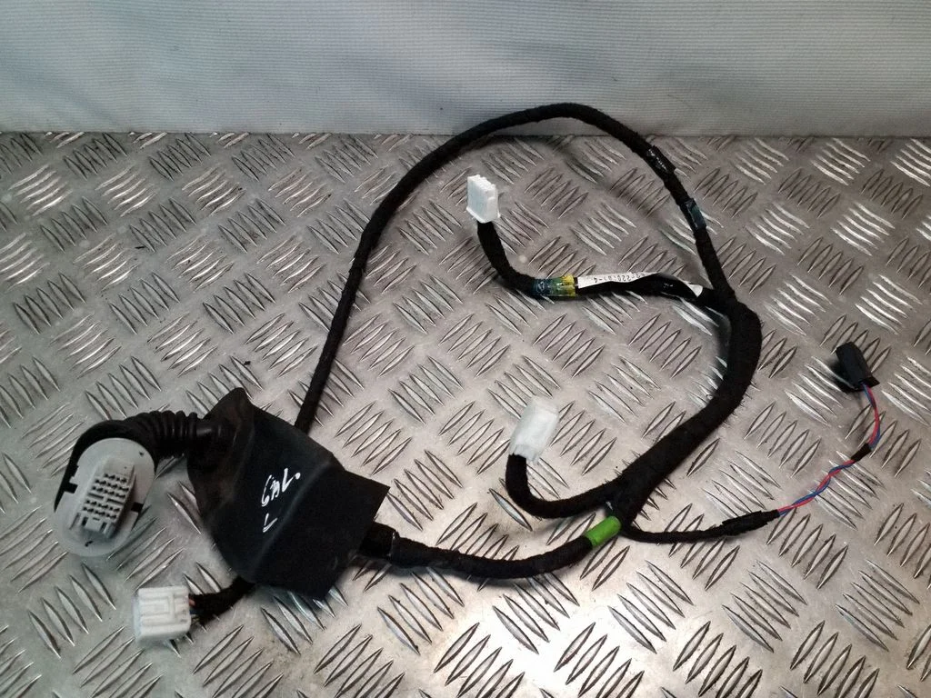 Aizmugurējo durvju vadu instalācija GHK167220