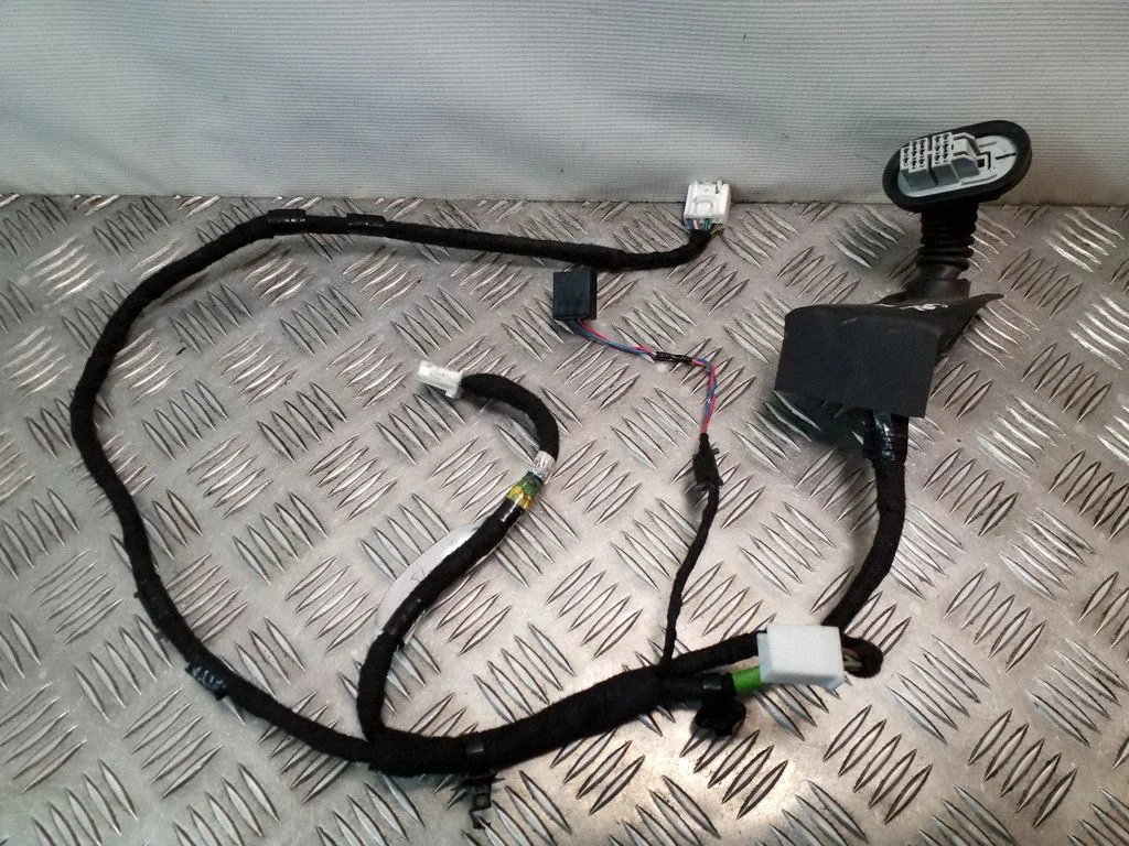 Aizmugurējo durvju vadu instalācija GHK167210