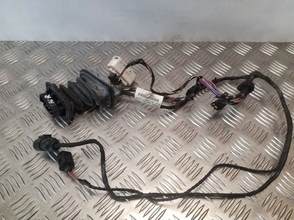 Aizmugurējo durvju vadu instalācija 1P2971161E