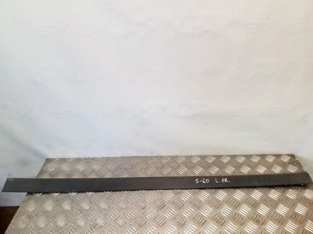 Esiukse liist (mold) – Volvo S60 (2001-2004)