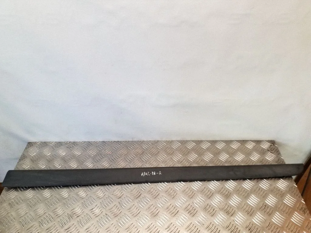 Esiukse liist (mold) – Volvo S60 (2001-2004)