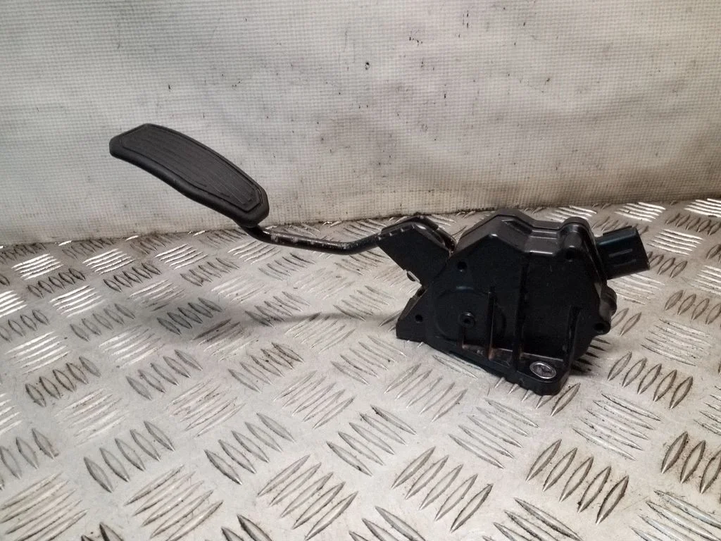 Accelerator throttle pedal – Lexus RX III (2008-2015)