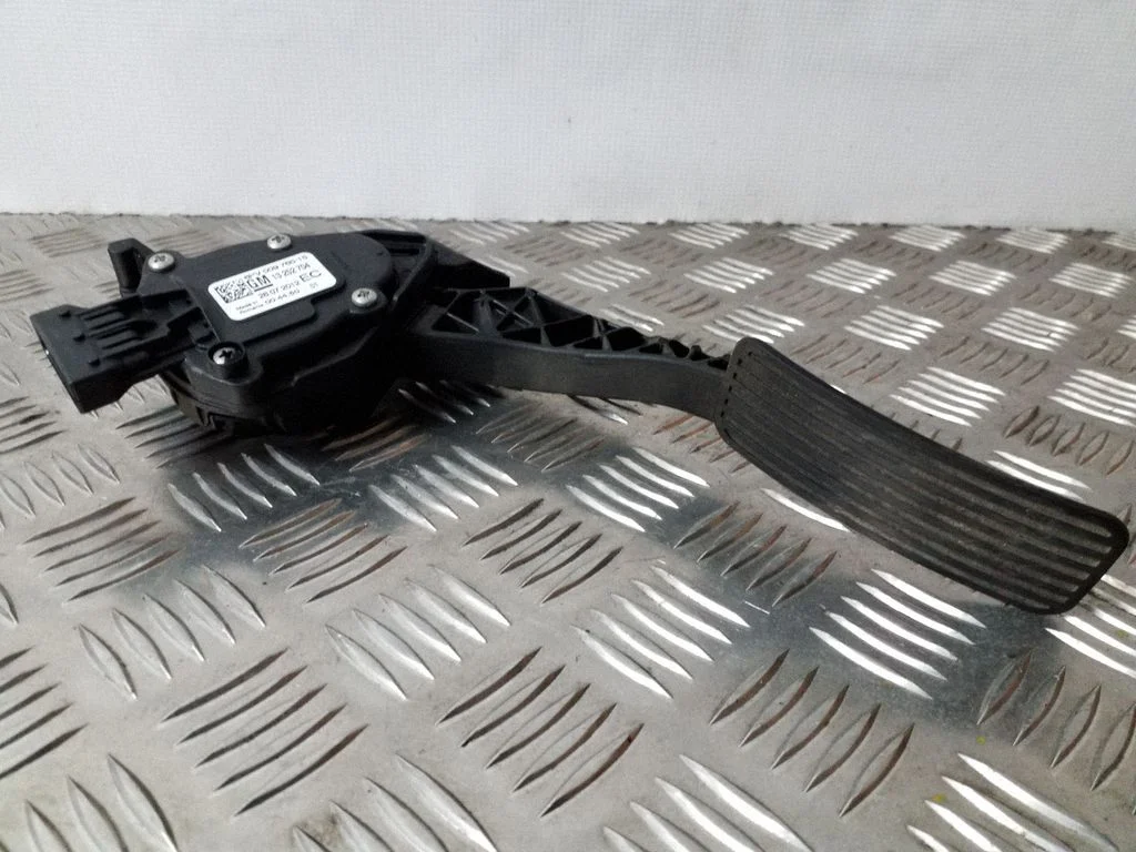 Akseleratora pedālis – Opel Astra J (2010-2015)