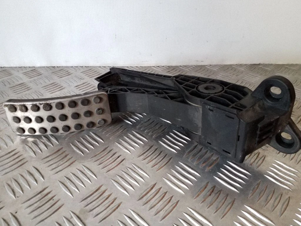 Gaasipedaal A1643000104