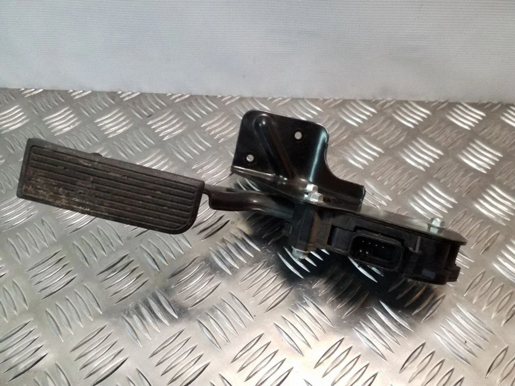 Gaasipedaal 04861654AB