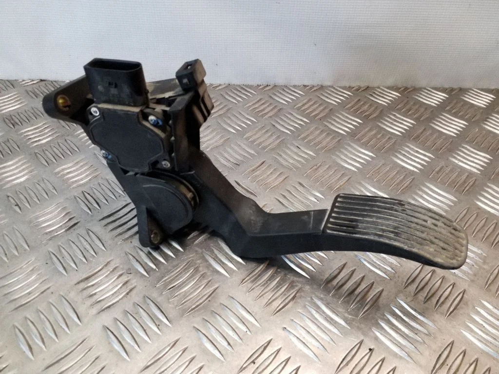 Accelerator throttle pedal A9013000504