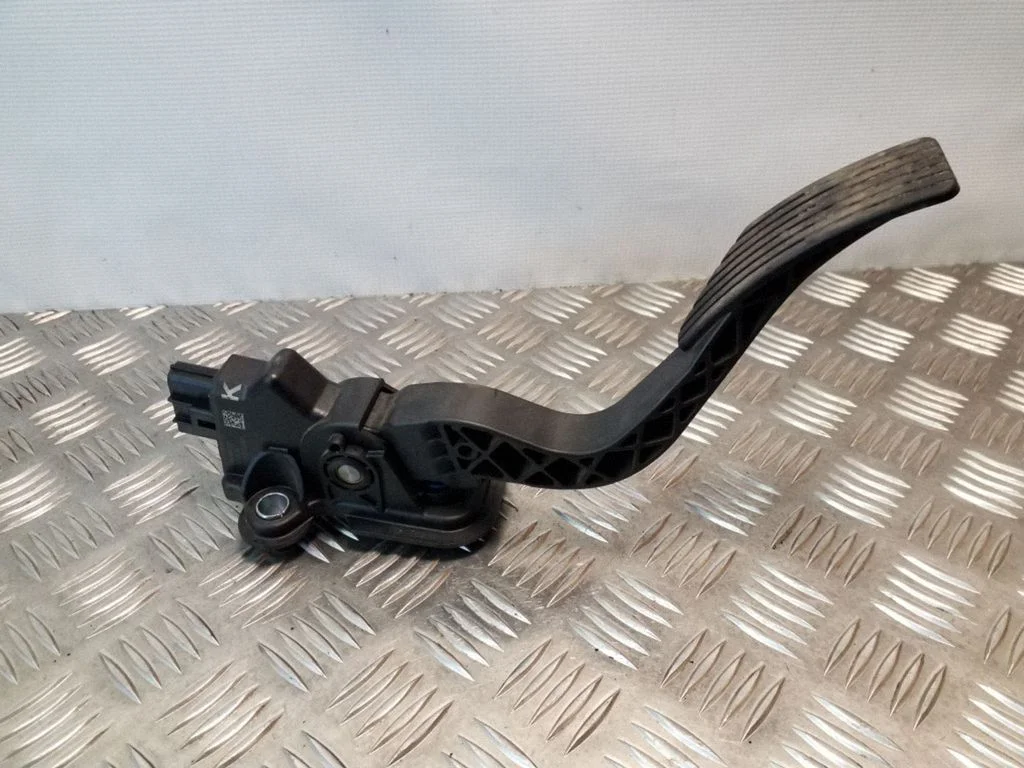 Accelerator throttle pedal