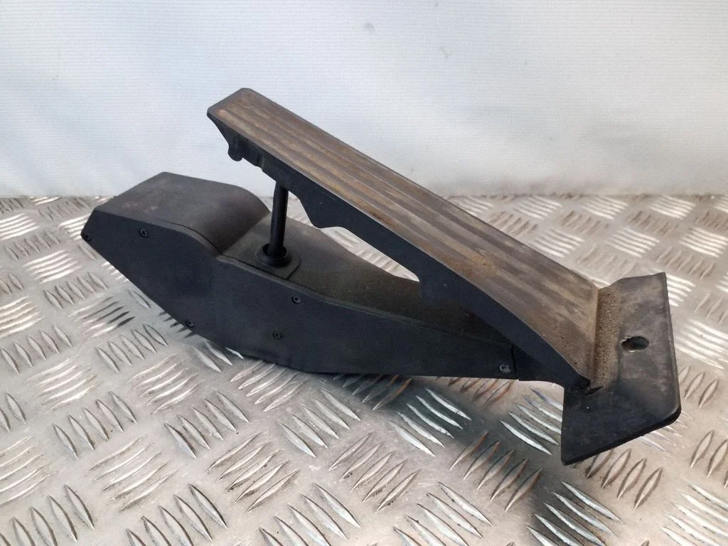 Gaasipedaal – BMW 5-seeria E60 E61 (2004-2010)