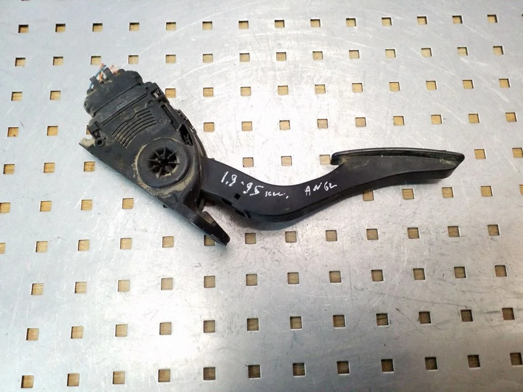 Akseleratora pedālis 590065J02