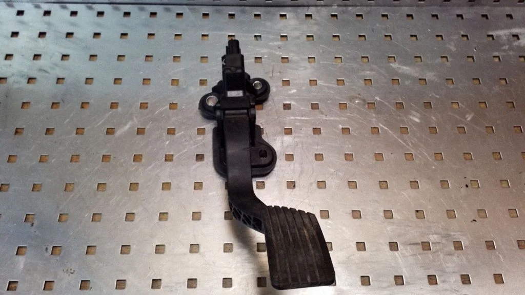 Accelerator throttle pedal